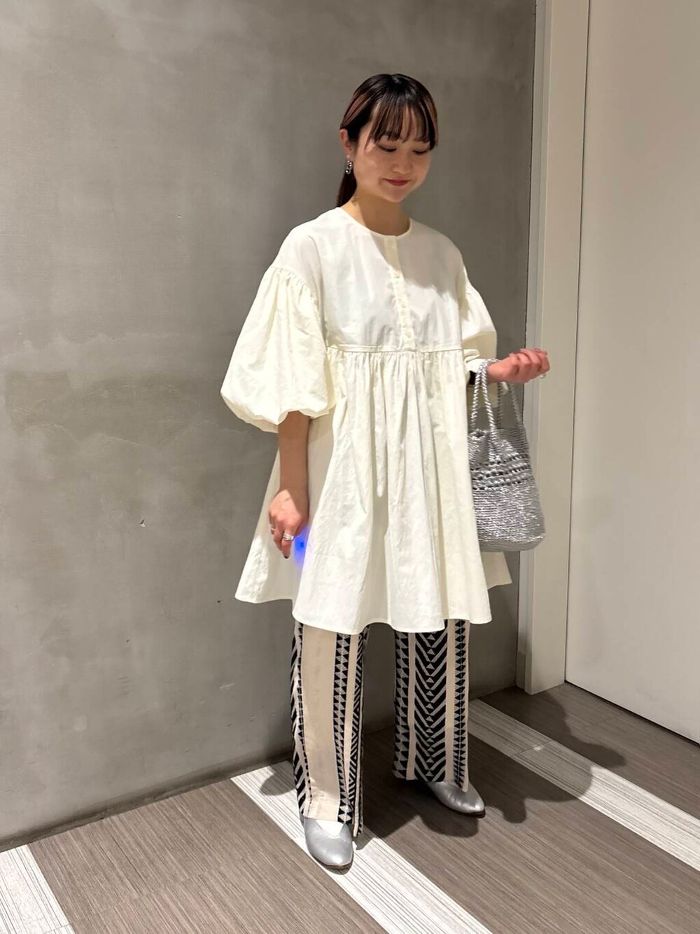 「カジュアルコーデ、低身長、newarrival、doors、カジュアルスタイル、20代後半、骨格ウェーブ、イエベ秋、ウェーブ×イエベ秋、ブラウスが主役の春コーデ」｜「URBAN RESEARCH DOORSのVカットパンプス（パンプス、シルバー系）」を使った、YOKO  HONDAさん（レディース・152cm）の春コーディネートの4枚目の写真