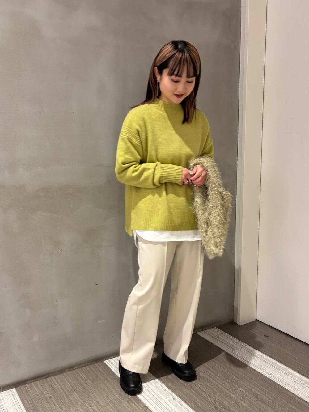 ホワイト系のTシャツ/カットソー、ホワイト系のその他パンツ、ベージュ系のトートバッグを着用したレディースの冬コーディネートの4枚目の写真