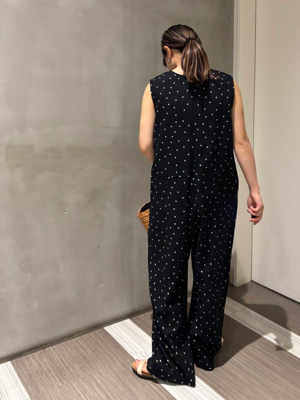 「カジュアルコーデ、低身長、newarrival、休日スタイル、doors、サンダルコーデ、カジュアルスタイル、20代後半、骨格ウェーブ、イエベ秋、ウェーブ×イエベ秋、リネン着こなし術」｜「URBAN RESEARCH DOORSのリップルベーシックタンクトップ（タンクトップ、ホワイト系）」を使った、YOKO  HONDAさん（レディース・152cm）の夏コーディネートの4枚目の写真