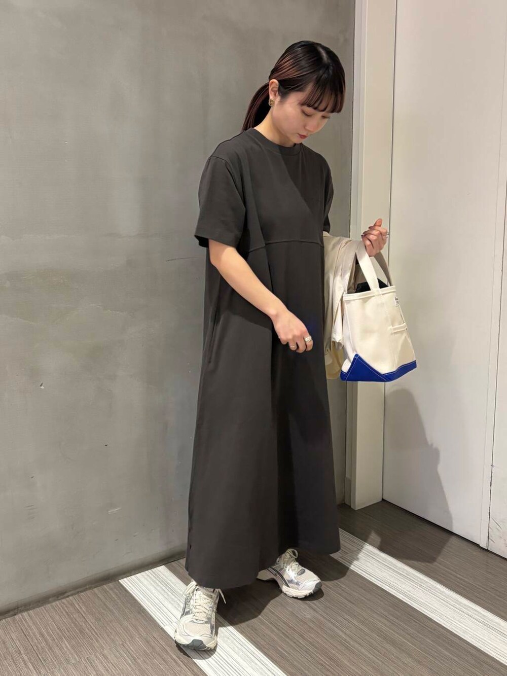 「スポーツミックス、カジュアルコーデ、低身長、春アウター、休日コーデ、newarrival、doors、カジュアルスタイル、20代後半、骨格ウェーブ、イエベ秋、ウェーブ×イエベ秋、ここでしか手に入らない別注アイテム、初夏のお出掛けコーデ、外遊びコーデ」｜「URBAN RESEARCH DOORSのショート丈マウンテンパーカー（マウンテンパーカー、ホワイト系）」を使った、YOKO  HONDAさん（レディース・152cm）の春コーディネートの6枚目の写真