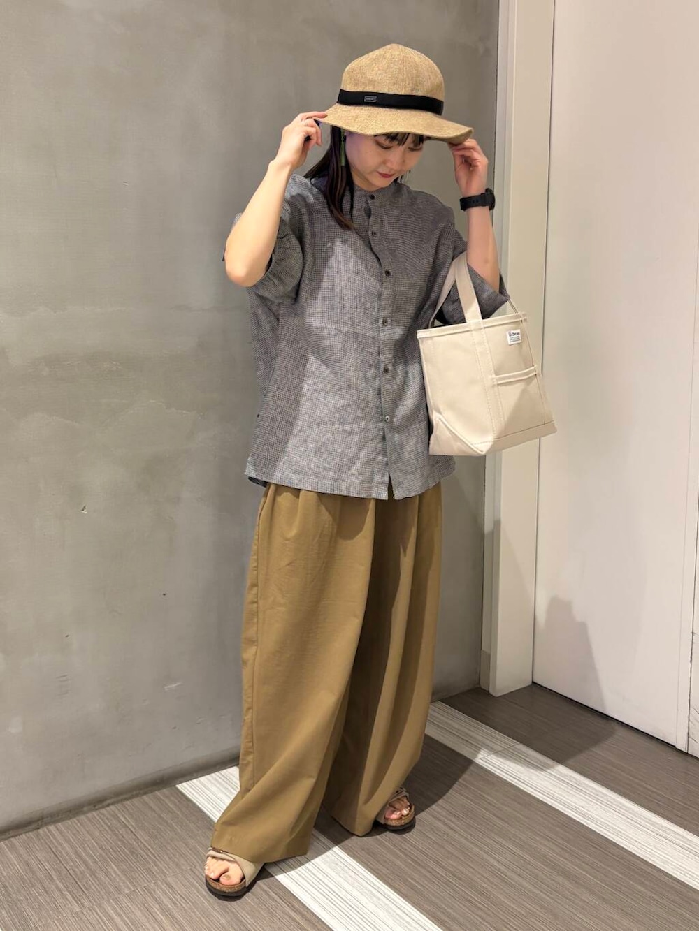 「カジュアルコーデ、FORK&SPOON、低身長、newarrival、休日スタイル、doors、カジュアルスタイル、20代後半、骨格ウェーブ、イエベ秋、ウェーブ×イエベ秋、私のイチ推しブランド、初夏パンツ」｜「FORK&SPOONのFORK&SPOON　コットンリネンギャザースリーブシャツ（シャツ/ブラウス、ブラック系）」を使った、YOKO  HONDAさん（レディース・152cm）の春コーディネートの3枚目の写真