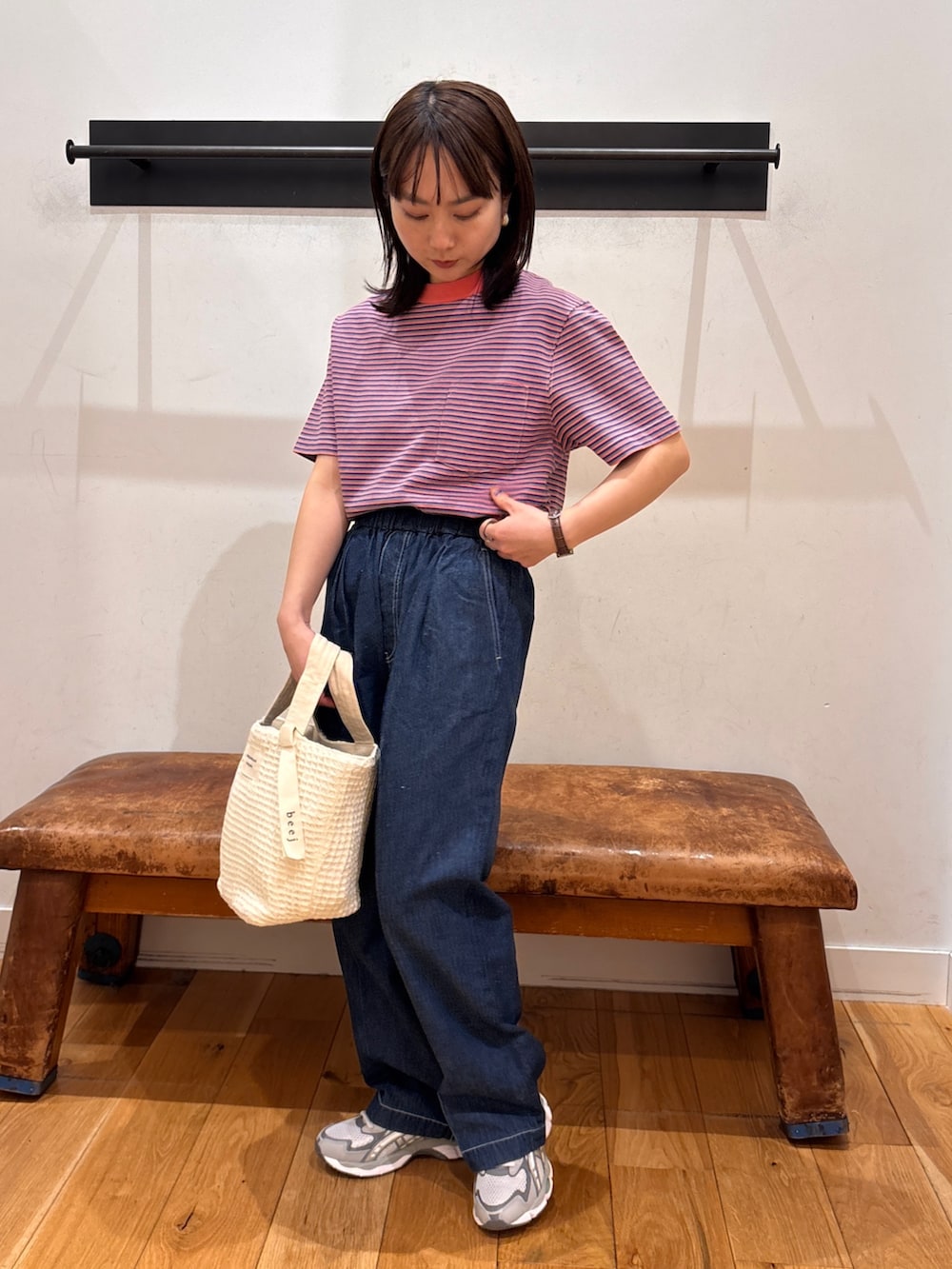 ピンク系のTシャツ/カットソー、ブルー系のデニムパンツ、ホワイト系のトートバッグを着用したレディースの春コーディネートの4枚目の写真