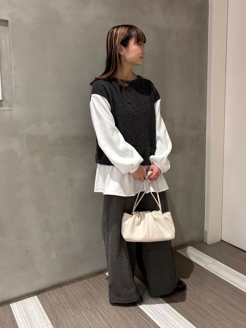 グレー系のブーツ、グレー系のその他パンツ、グレー系のTシャツ/カットソーを着用したレディースの冬コーディネートの2枚目の写真