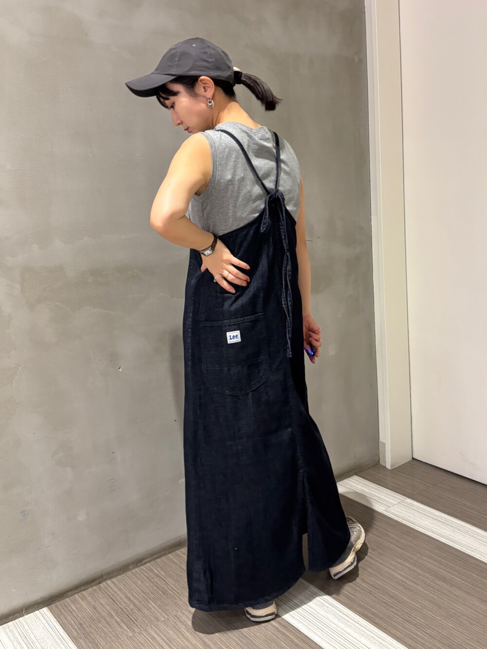 ブルー系のワンピース、グレー系のTシャツ/カットソー、グレー系のキャップを着用したレディースの夏コーディネートの4枚目の写真