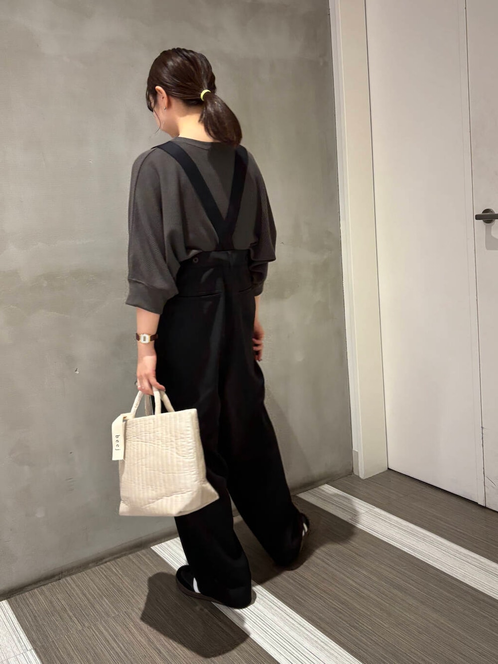 グレー系のTシャツ/カットソー、ブラック系のその他パンツ、ブラック系のスニーカーを着用したレディースの夏コーディネートの4枚目の写真