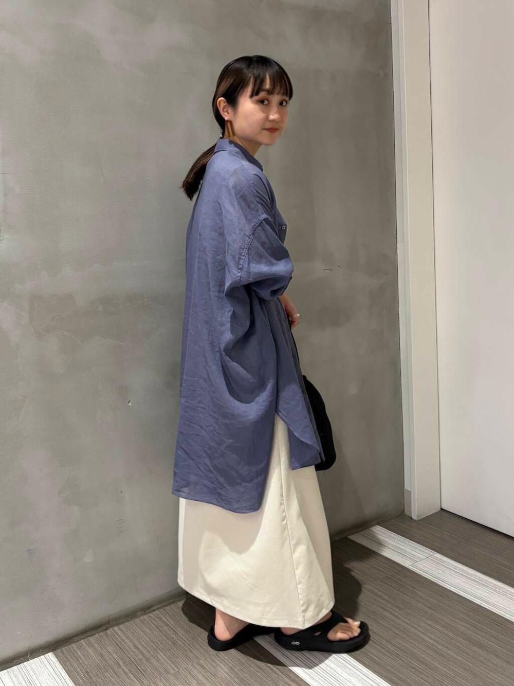 「カジュアルコーデ、低身長、newarrival、doors、カジュアルスタイル、20代後半、骨格ウェーブ、夏ワンピース、イエベ秋、ウェーブ×イエベ秋、外遊びコーデ、トレンドシャツ」｜「EKALのTINY GARDEN PRODUCTS　ストロール2WAYバッグ（ショルダーバッグ、ブラック系）」を使った、YOKO  HONDAさん（レディース・152cm）の春コーディネートの3枚目の写真