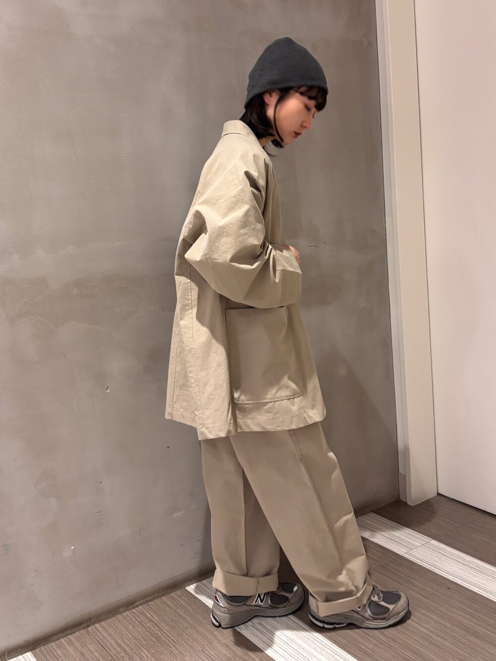 ベージュ系のその他パンツ、ベージュ系のその他アウターを着用したレディースの冬コーディネートの3枚目の写真