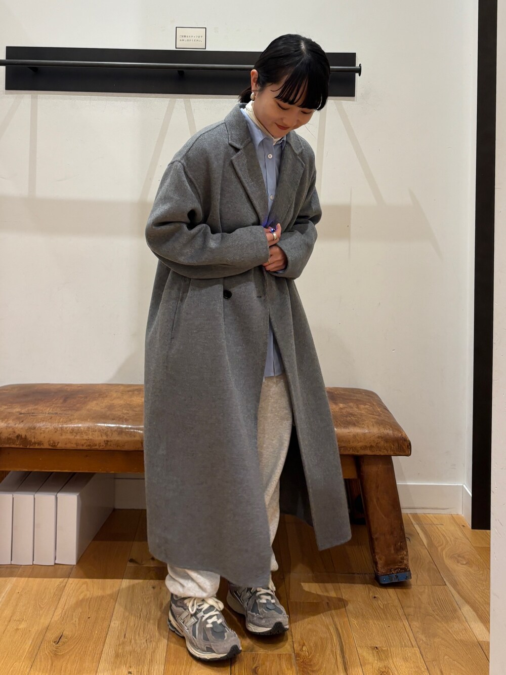 グレー系のその他アウター、ブルー系のシャツ/ブラウスを着用したレディースの秋コーディネートの2枚目の写真