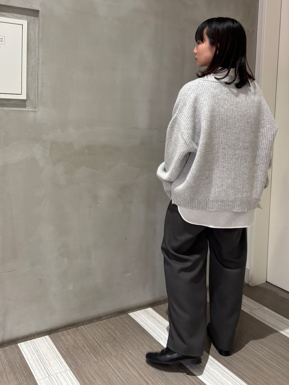 ホワイト系のシャツ/ブラウス、グレー系のカーディガン/ボレロ、グレー系のその他パンツを着用したレディースの秋コーディネートの6枚目の写真