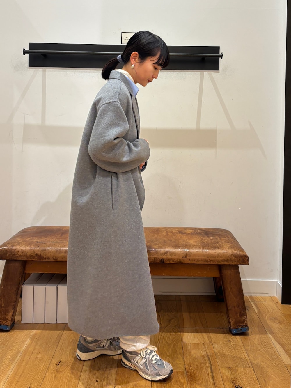 グレー系のその他アウター、ブルー系のシャツ/ブラウスを着用したレディースの秋コーディネートの5枚目の写真