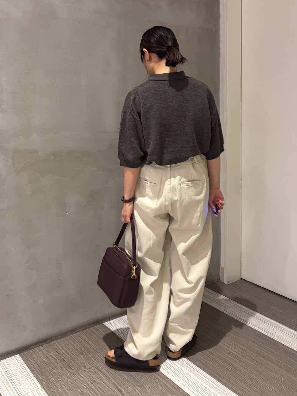「晩夏カラーコーデ、アーバンリサーチドアーズ、低身長、低身長コーデ、低身長女子」｜「URBAN RESEARCH DOORSのニットポロシャツ（ポロシャツ、グレー系）」を使った、YOKO  HONDAさん（骨格ウェーブ・レディース・152cm）の夏コーディネートの3枚目の写真
