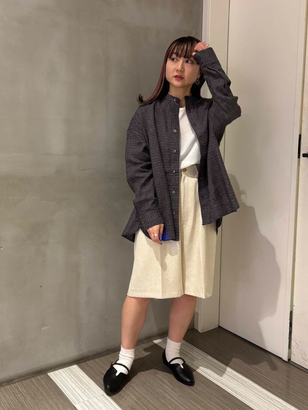 ブラック系のパンプス、ベージュ系のその他パンツ、ブルー系のシャツ/ブラウスを着用したレディースの春コーディネートの2枚目の写真