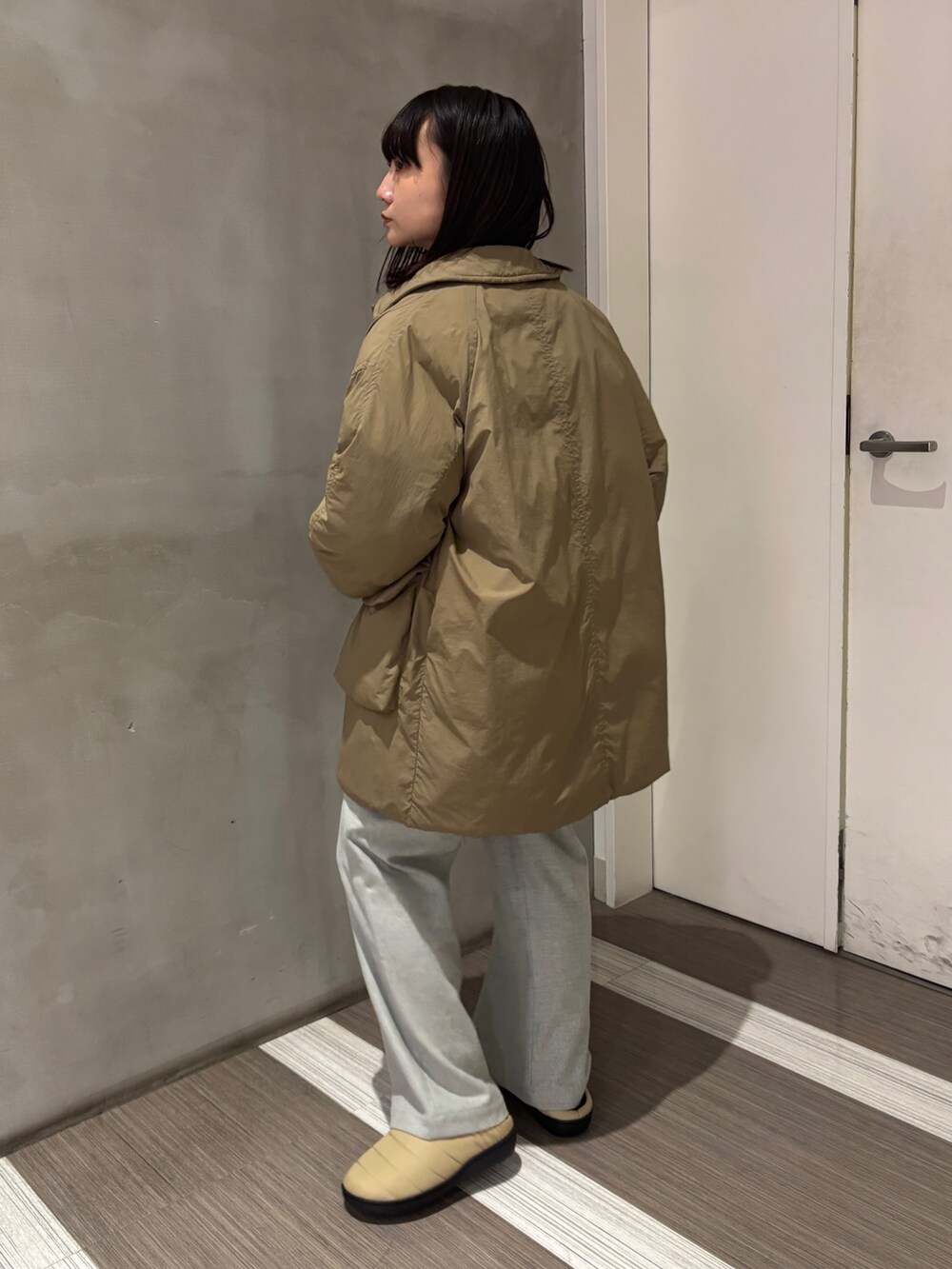 ホワイト系のTシャツ/カットソー、ブラック系のTシャツ/カットソー、ベージュ系のその他アウターを着用したレディースの秋コーディネートの2枚目の写真