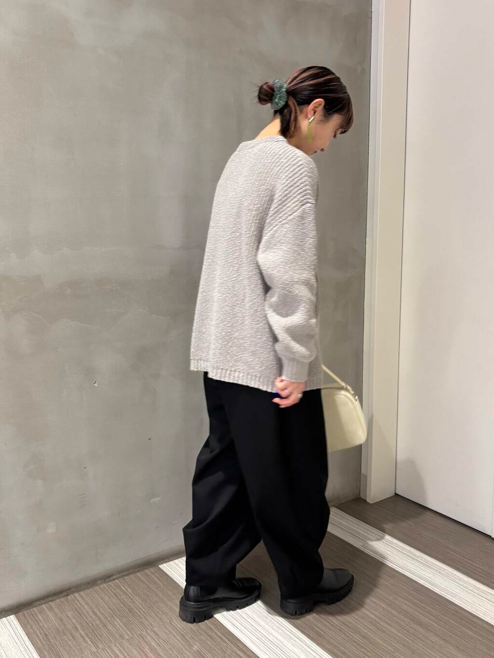 ホワイト系のTシャツ/カットソー、ホワイト系のショルダーバッグ、ブラック系のその他パンツを着用したレディースの冬コーディネートの6枚目の写真