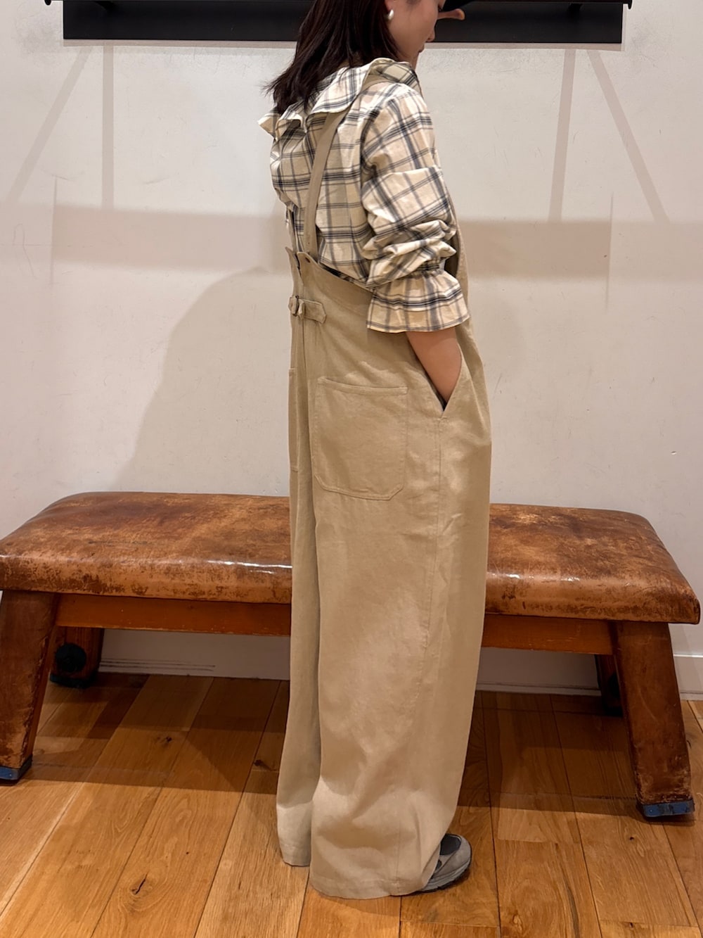 ブラック系のシャツ/ブラウス、ベージュ系のサロペット/オーバーオール、ブルー系のキャップを着用したレディースの春コーディネートの5枚目の写真