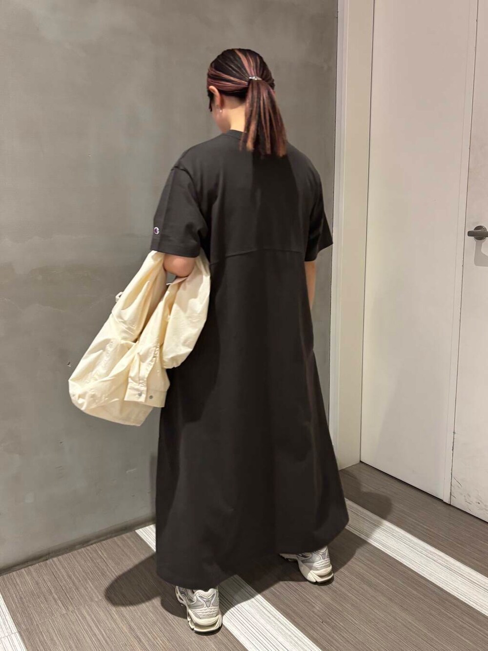 「スポーツミックス、カジュアルコーデ、低身長、春アウター、休日コーデ、newarrival、doors、カジュアルスタイル、20代後半、骨格ウェーブ、イエベ秋、ウェーブ×イエベ秋、ここでしか手に入らない別注アイテム、初夏のお出掛けコーデ、外遊びコーデ」｜「URBAN RESEARCH DOORSのショート丈マウンテンパーカー（マウンテンパーカー、ホワイト系）」を使った、YOKO  HONDAさん（レディース・152cm）の春コーディネートの8枚目の写真