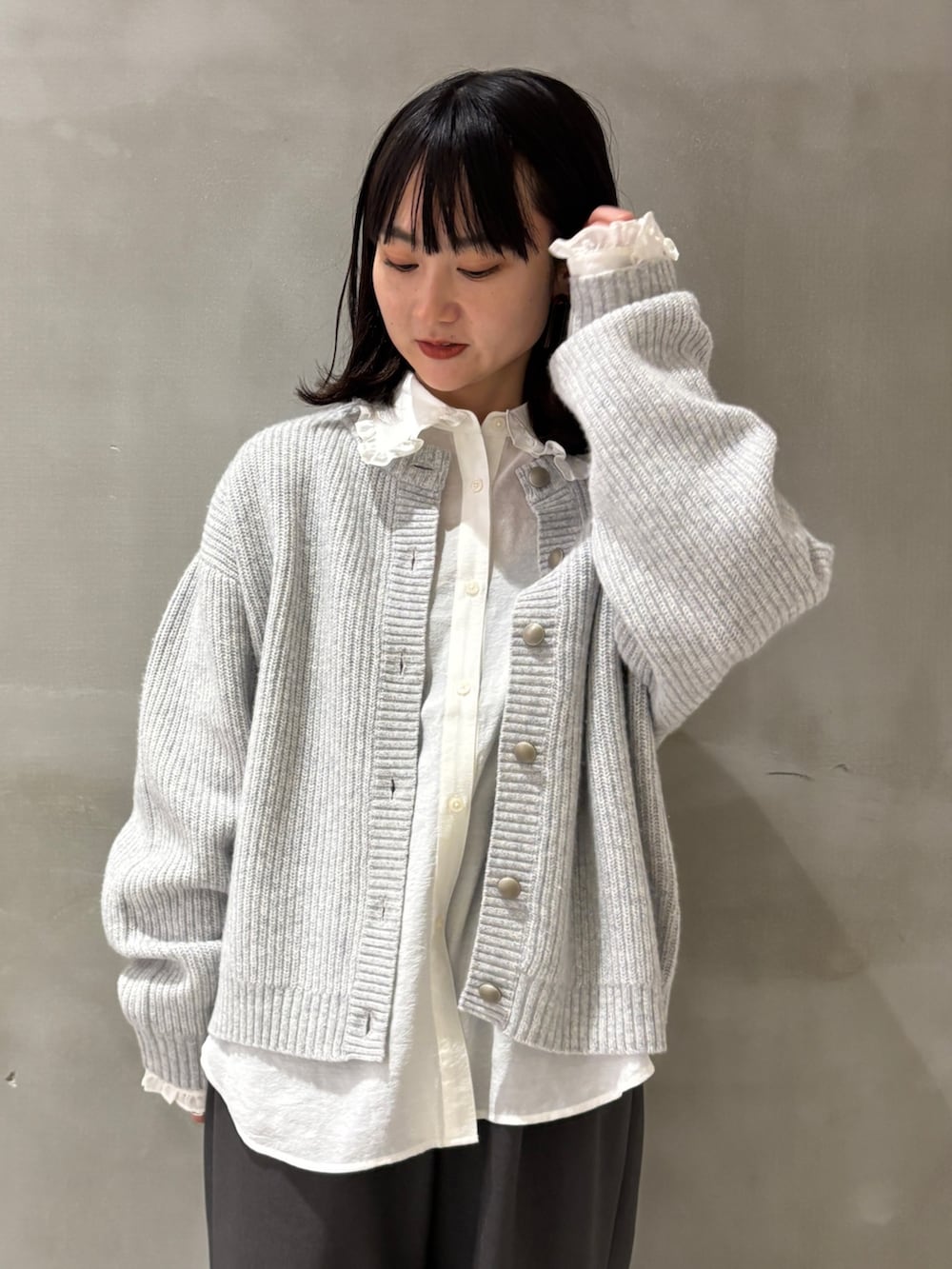 ホワイト系のシャツ/ブラウス、グレー系のカーディガン/ボレロ、グレー系のその他パンツを着用したレディースの秋コーディネートの2枚目の写真