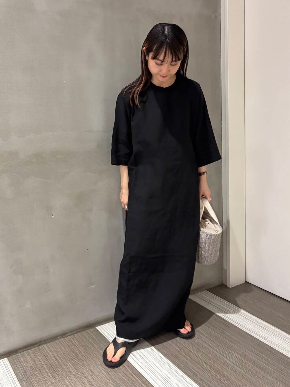 「カジュアルコーデ、低身長、newarrival、休日スタイル、doors、カジュアルスタイル、20代後半、骨格ウェーブ、夏ワンピース、イエベ秋、ウェーブ×イエベ秋、ワンピース×低身長」｜「RODE SKOのナチュラルカゴバッグ（ハンドバッグ、グレー系）」を使った、YOKO  HONDAさん（レディース・152cm）の夏コーディネートの2枚目の写真