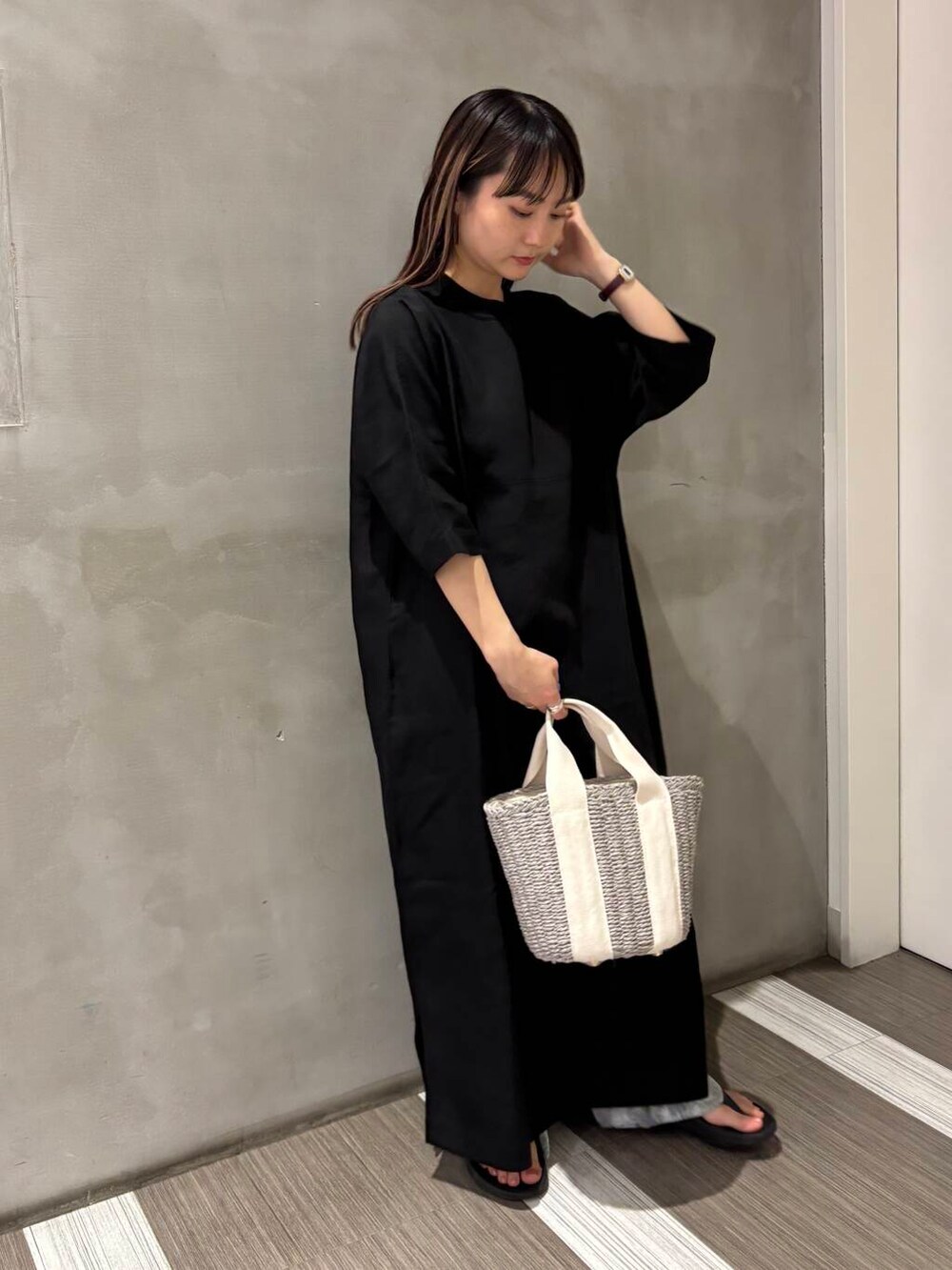 「カジュアルコーデ、低身長、newarrival、休日スタイル、doors、カジュアルスタイル、20代後半、骨格ウェーブ、夏ワンピース、イエベ秋、ウェーブ×イエベ秋、ワンピース×低身長」｜「RODE SKOのナチュラルカゴバッグ（ハンドバッグ、グレー系）」を使った、YOKO  HONDAさん（レディース・152cm）の夏コーディネートの4枚目の写真