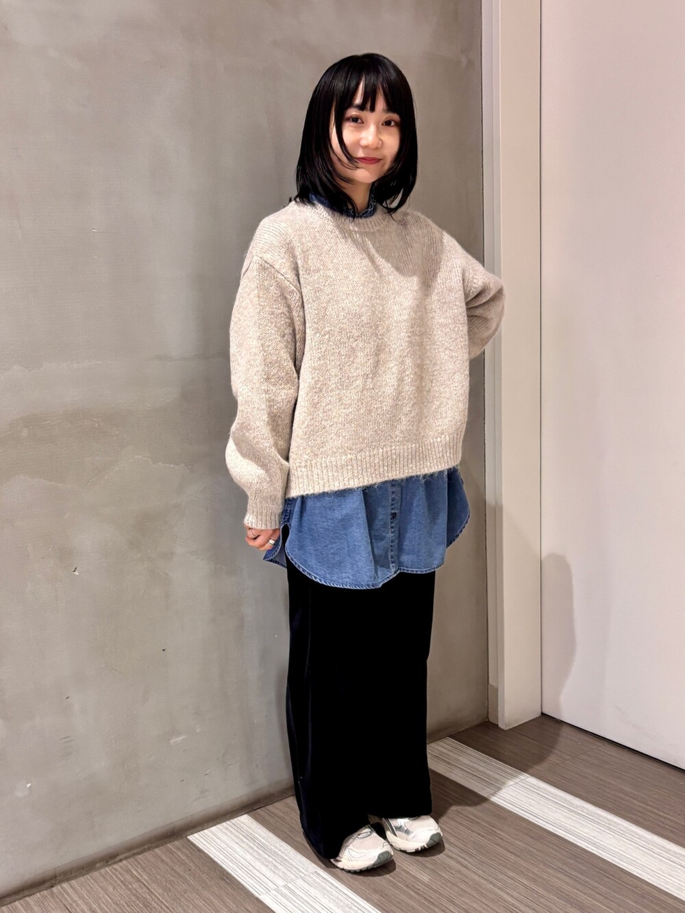 ベージュ系のニット/セーター、ブルー系のシャツ/ブラウス、ブラック系のその他パンツを着用したレディースの冬コーディネートの3枚目の写真