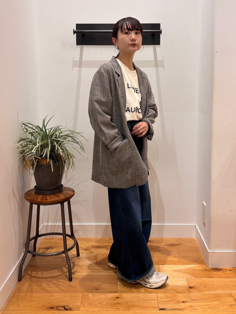 ベージュ系のTシャツ/カットソー、グレー系のその他アウター、ブルー系のデニムパンツを着用したレディースの秋コーディネートの4枚目の写真