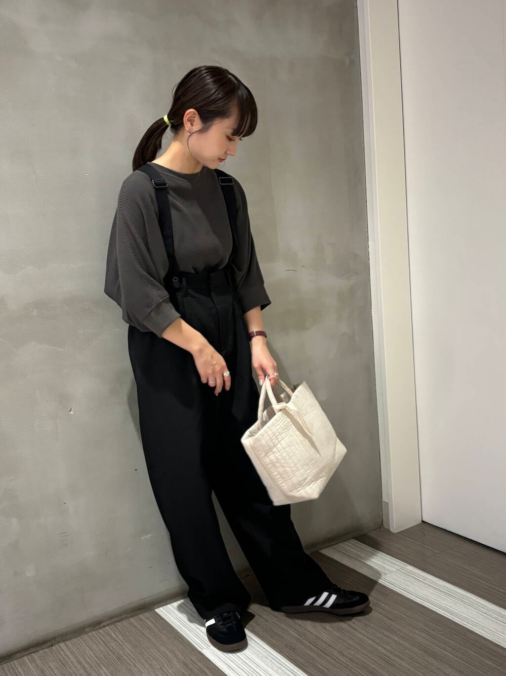 グレー系のTシャツ/カットソー、ブラック系のその他パンツ、ブラック系のスニーカーを着用したレディースの夏コーディネートの3枚目の写真