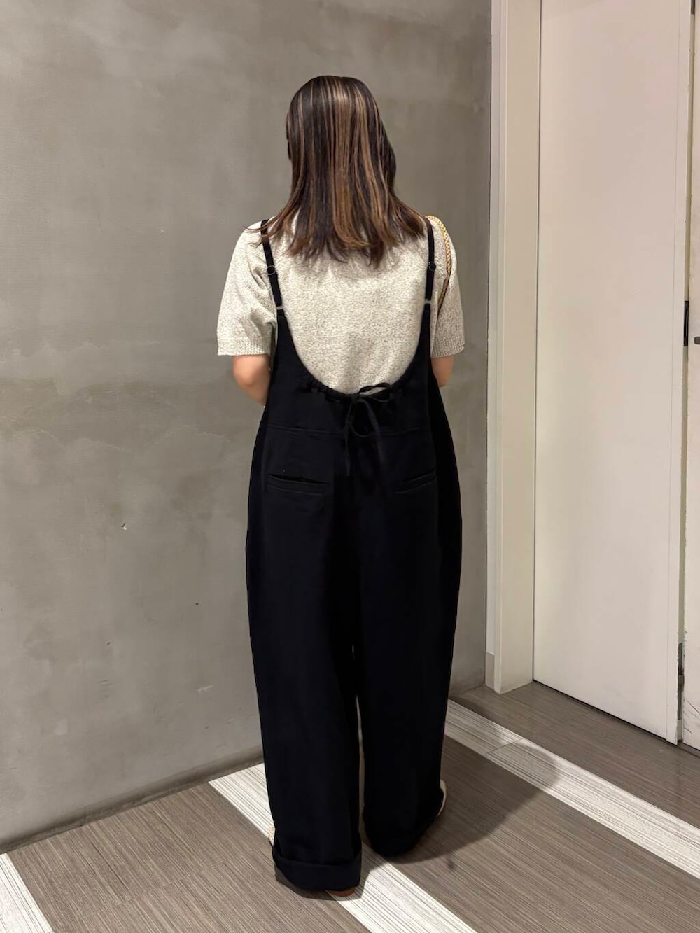 「モノトーン、カジュアルコーデ、低身長、newarrival、サマーニット、休日スタイル、doors、カジュアルスタイル、20代後半、骨格ウェーブ、イエベ秋、ウェーブ×イエベ秋」｜「URBAN RESEARCH DOORSのミニカゴショルダーバッグ（ショルダーバッグ、ベージュ系）」を使った、YOKO  HONDAさん（レディース・152cm）の春コーディネートの4枚目の写真