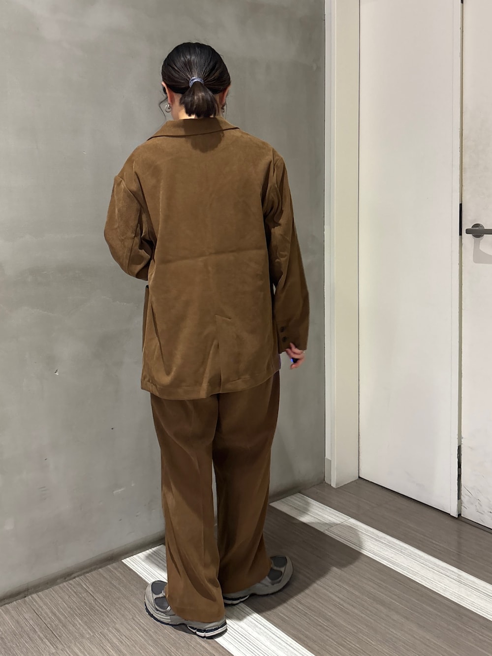 「秋服準備はじめました、最旬ブラウンコーデ、大人コーデ、オトナカワイイ、秋のコーデ、秋服、秋色、低身長女子」｜「FORK&SPOONのFORK&SPOON　ベロアショートスリーブTシャツ（Tシャツ/カットソー、グレー系）」を使った、YOKO  HONDAさん（レディース・152cm）の秋コーディネートの3枚目の写真