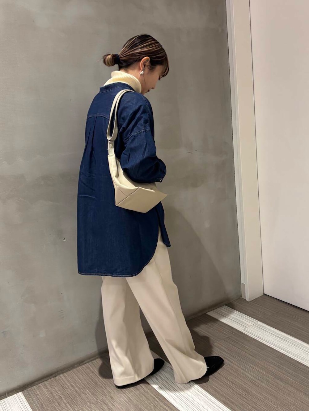 ベージュ系のショルダーバッグ、ホワイト系のその他パンツ、ホワイト系のニット/セーターを着用したレディースの冬コーディネートの4枚目の写真