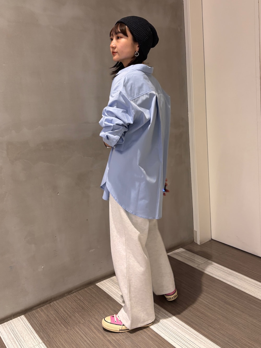 ブルー系のシャツ/ブラウス、グレー系のその他パンツ、グレー系のニットキャップ/ビーニーを着用したレディースの春コーディネートの3枚目の写真