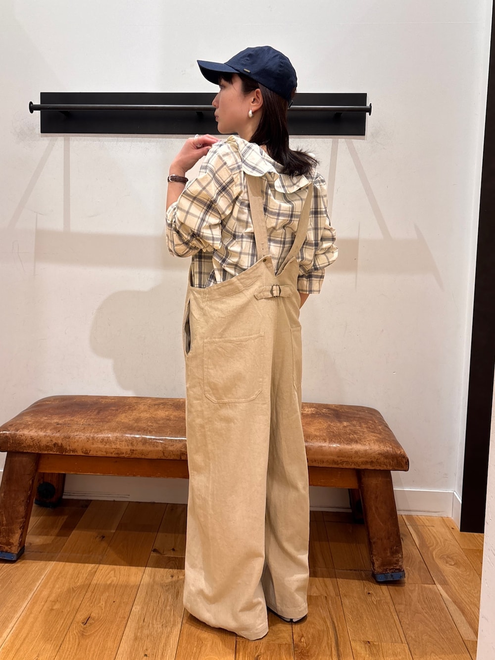 ブラック系のシャツ/ブラウス、ベージュ系のサロペット/オーバーオール、ブルー系のキャップを着用したレディースの春コーディネートの7枚目の写真