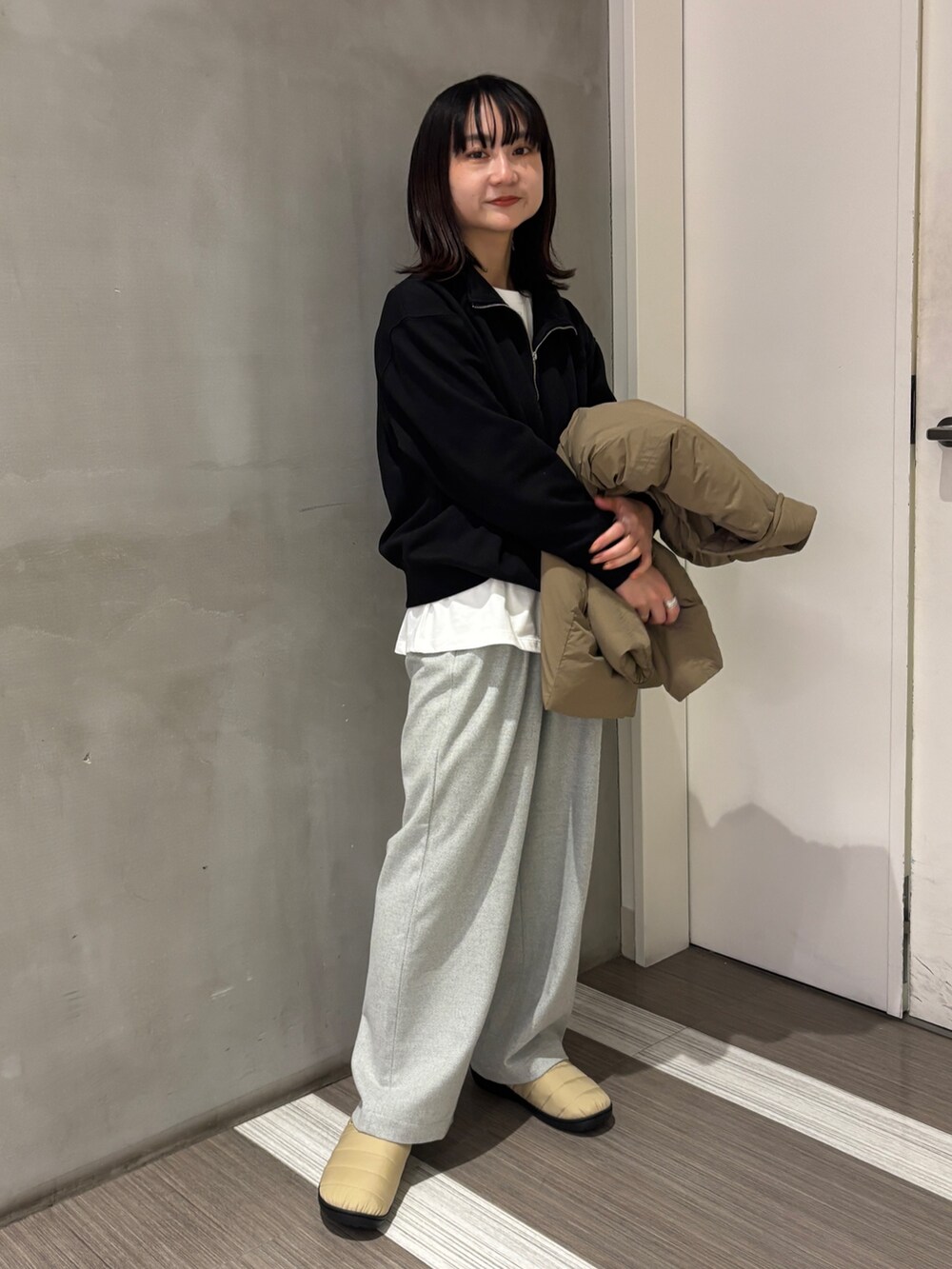 ホワイト系のTシャツ/カットソー、ブラック系のTシャツ/カットソー、ベージュ系のその他アウターを着用したレディースの秋コーディネートの4枚目の写真