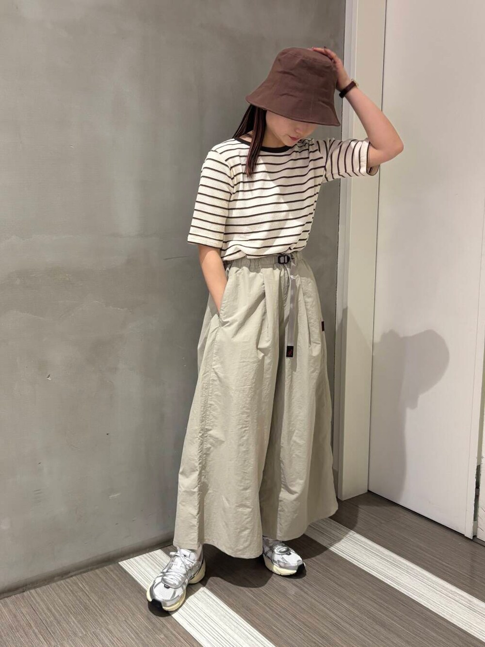 「カジュアルコーデ、低身長、newarrival、doors、カジュアルスタイル、20代後半、骨格ウェーブ、イエベ秋、ウェーブ×イエベ秋、新作スニーカーコーデ」｜「URBAN RESEARCH DOORSのコットンリネンパネルハット（ハット、ブラウン系）」を使った、YOKO  HONDAさん（レディース・152cm）の春コーディネートの5枚目の写真