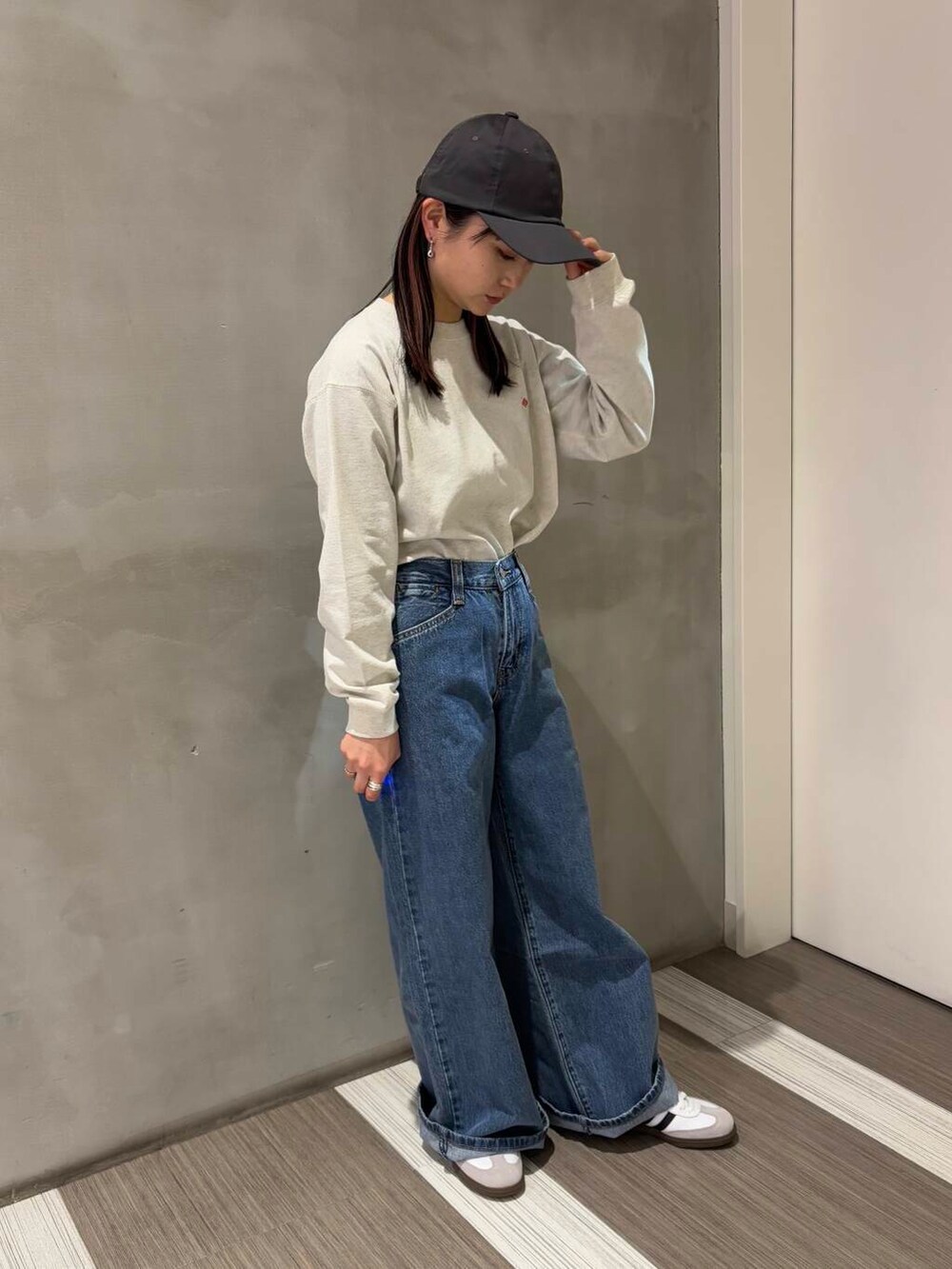 「カジュアルコーデ、低身長、doors、カジュアルスタイル、20代後半、骨格ウェーブ、イエベ秋、ウェーブ×イエベ秋、新作スニーカーコーデ」｜「adidasのadidas　SAMBA OG（スニーカー、ホワイト系）」を使った、YOKO  HONDAさん（レディース・152cm）の春コーディネートの5枚目の写真