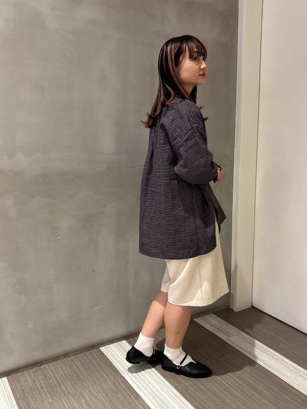 ブラック系のパンプス、ベージュ系のその他パンツ、ブルー系のシャツ/ブラウスを着用したレディースの春コーディネートの7枚目の写真