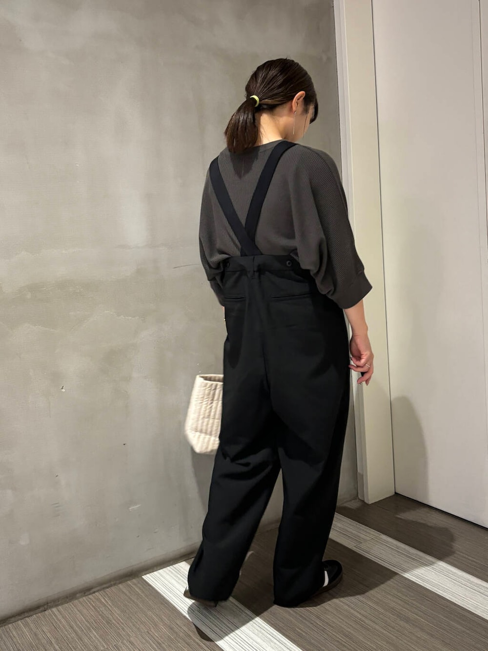 グレー系のTシャツ/カットソー、ブラック系のその他パンツ、ブラック系のスニーカーを着用したレディースの夏コーディネートの5枚目の写真