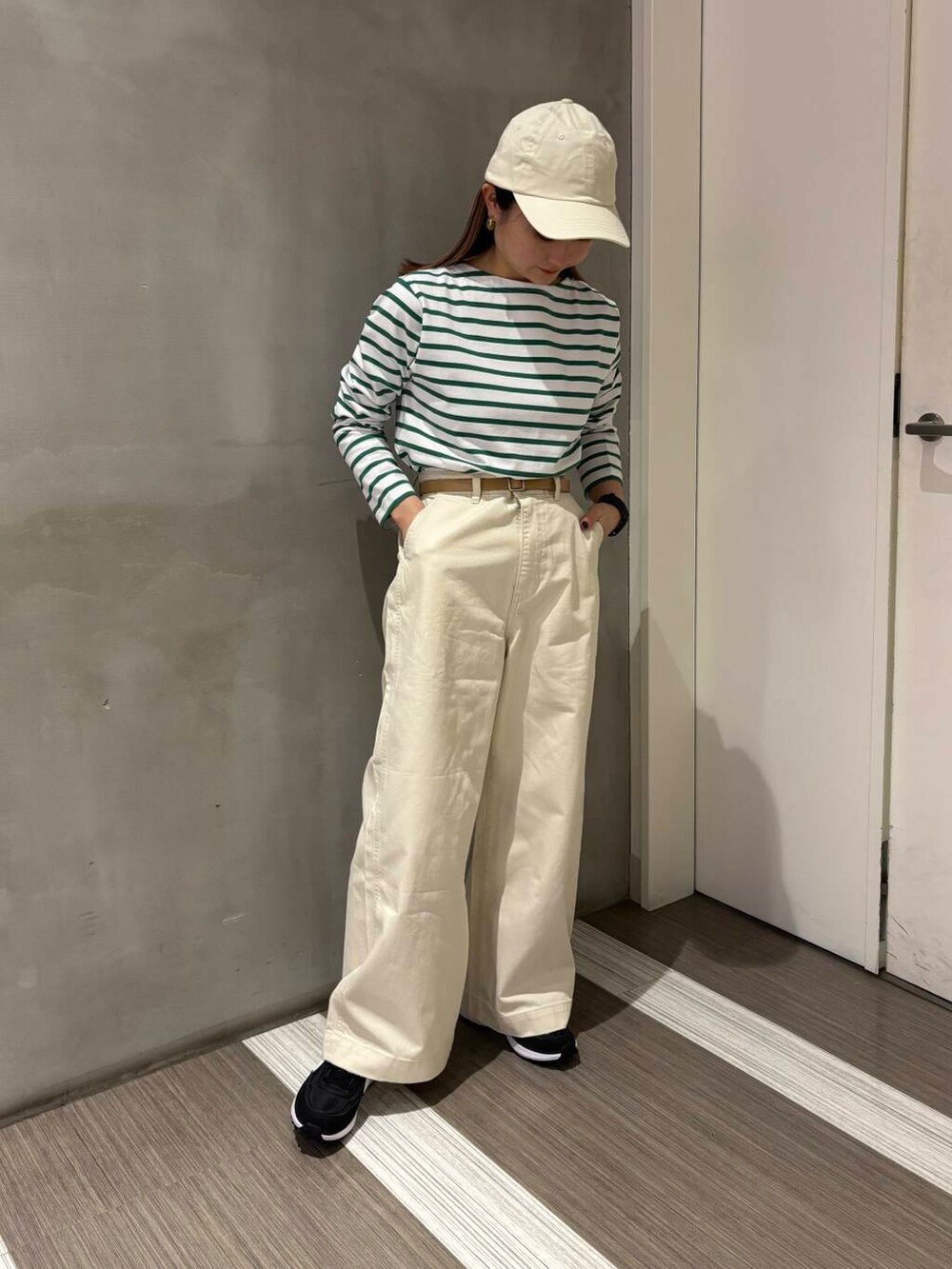 「カジュアルコーデ、低身長、newarrival、doors、カジュアルスタイル、20代後半、骨格ウェーブ、イエベ秋、ウェーブ×イエベ秋」｜「URBAN RESEARCH DOORSのツイルキャップ（キャップ、ホワイト系）」を使った、YOKO  HONDAさん（レディース・152cm）の冬コーディネートの5枚目の写真