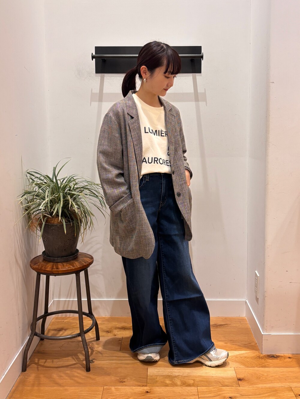 ベージュ系のTシャツ/カットソー、グレー系のその他アウター、ブルー系のデニムパンツを着用したレディースの秋コーディネートの2枚目の写真