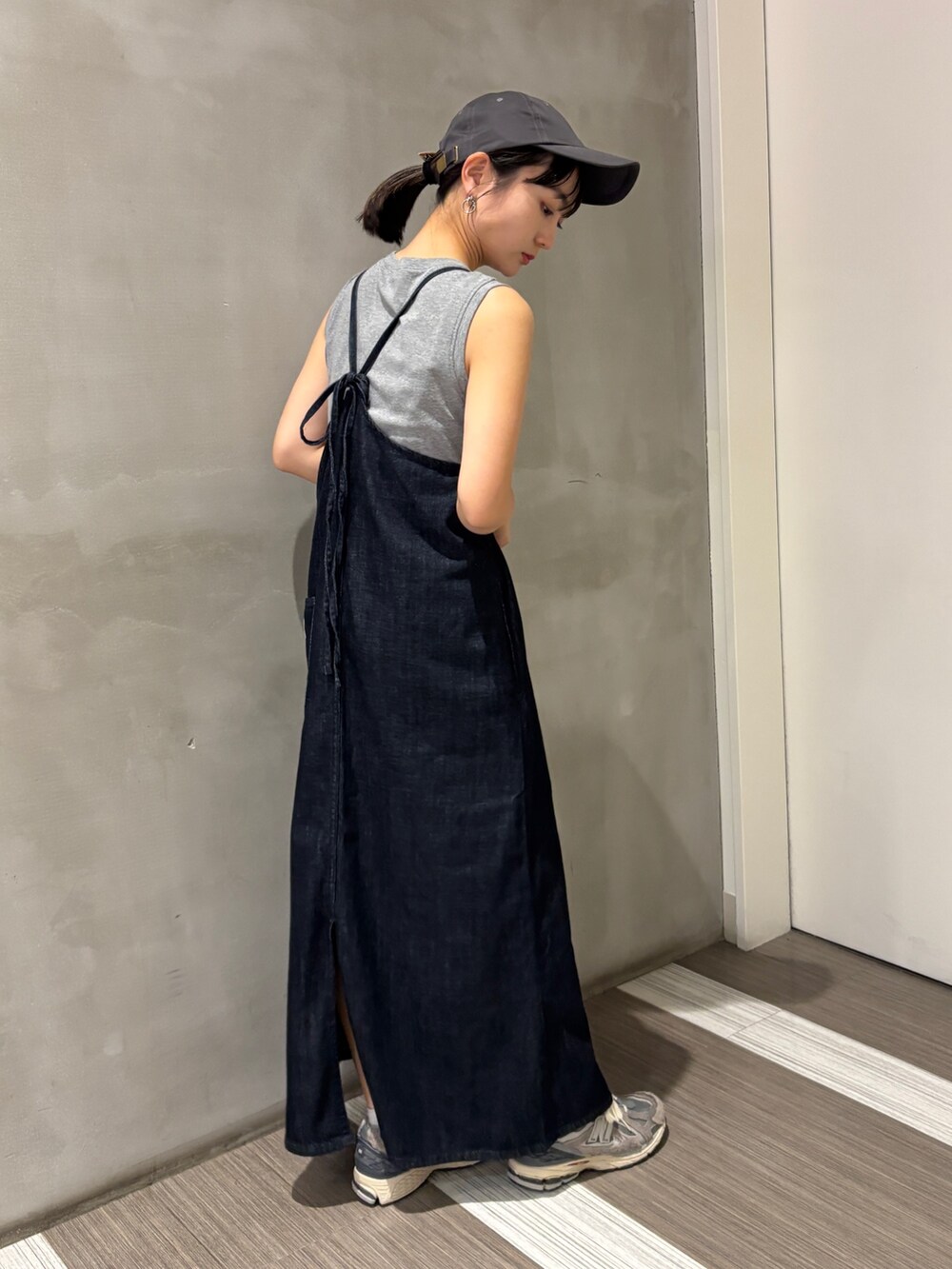 ブルー系のワンピース、グレー系のTシャツ/カットソー、グレー系のキャップを着用したレディースの夏コーディネートの3枚目の写真