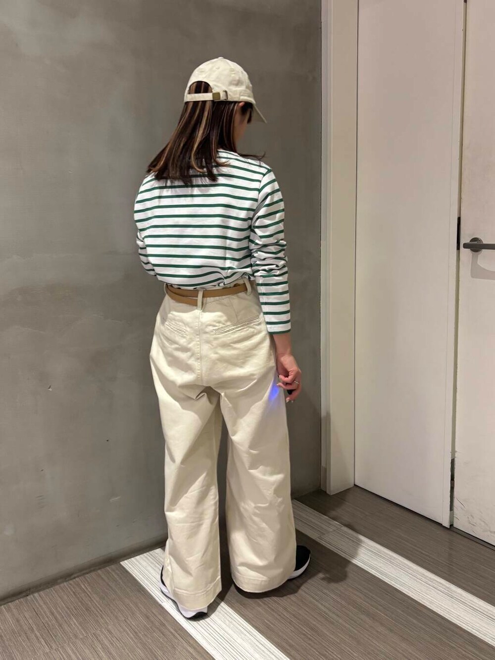 「カジュアルコーデ、低身長、newarrival、doors、カジュアルスタイル、20代後半、骨格ウェーブ、イエベ秋、ウェーブ×イエベ秋」｜「URBAN RESEARCH DOORSのツイルキャップ（キャップ、ホワイト系）」を使った、YOKO  HONDAさん（レディース・152cm）の冬コーディネートの4枚目の写真