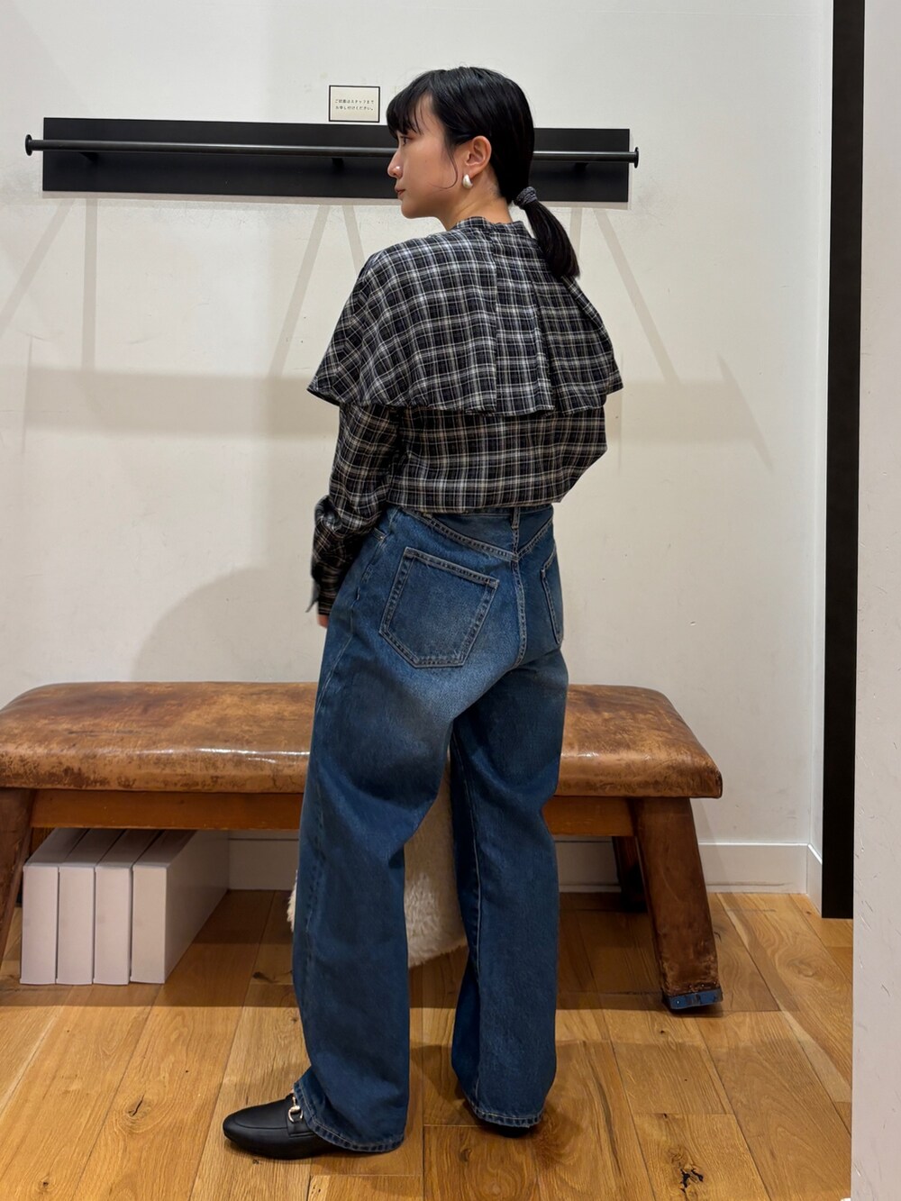 ブラック系のシャツ/ブラウス、ブラック系のパンプスを着用したレディースの秋コーディネートの3枚目の写真