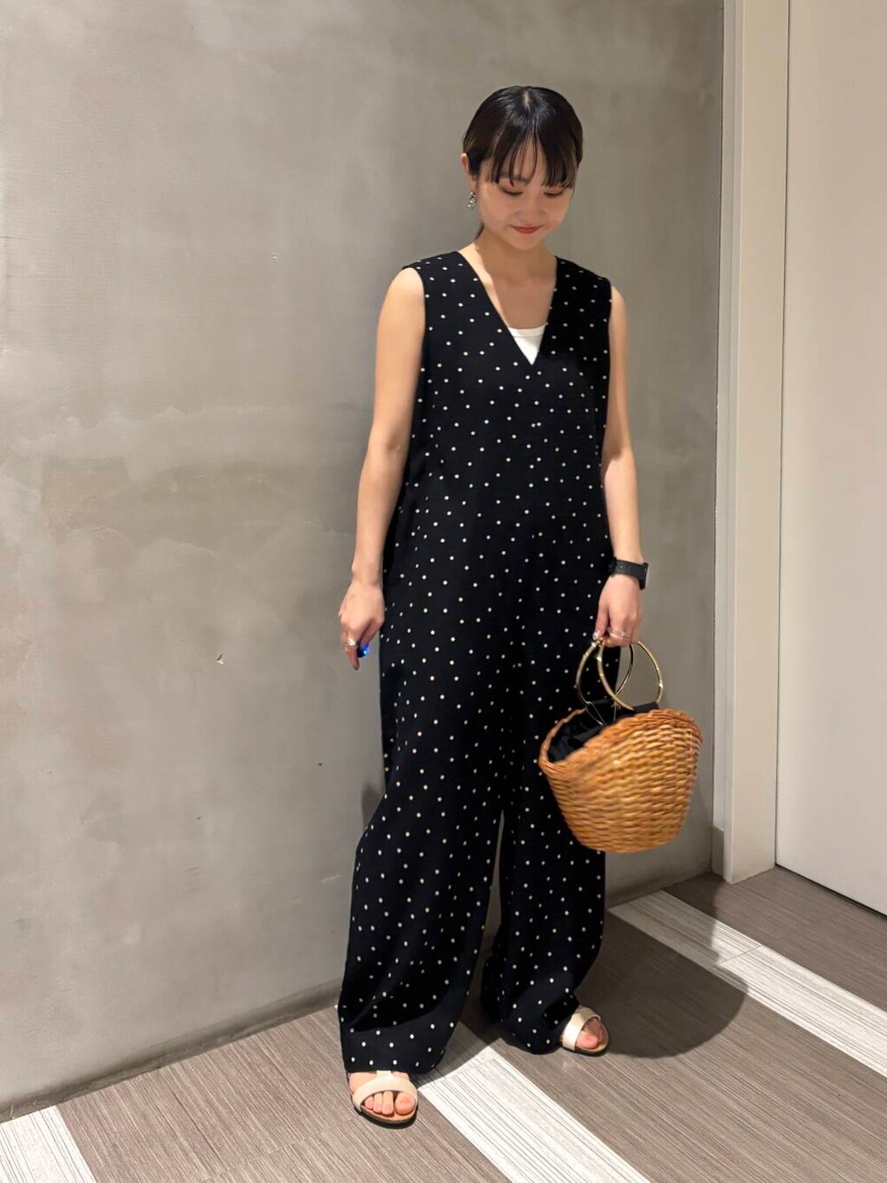 「カジュアルコーデ、低身長、newarrival、休日スタイル、doors、サンダルコーデ、カジュアルスタイル、20代後半、骨格ウェーブ、イエベ秋、ウェーブ×イエベ秋、リネン着こなし術」｜「URBAN RESEARCH DOORSのリップルベーシックタンクトップ（タンクトップ、ホワイト系）」を使った、YOKO  HONDAさん（レディース・152cm）の夏コーディネートの5枚目の写真