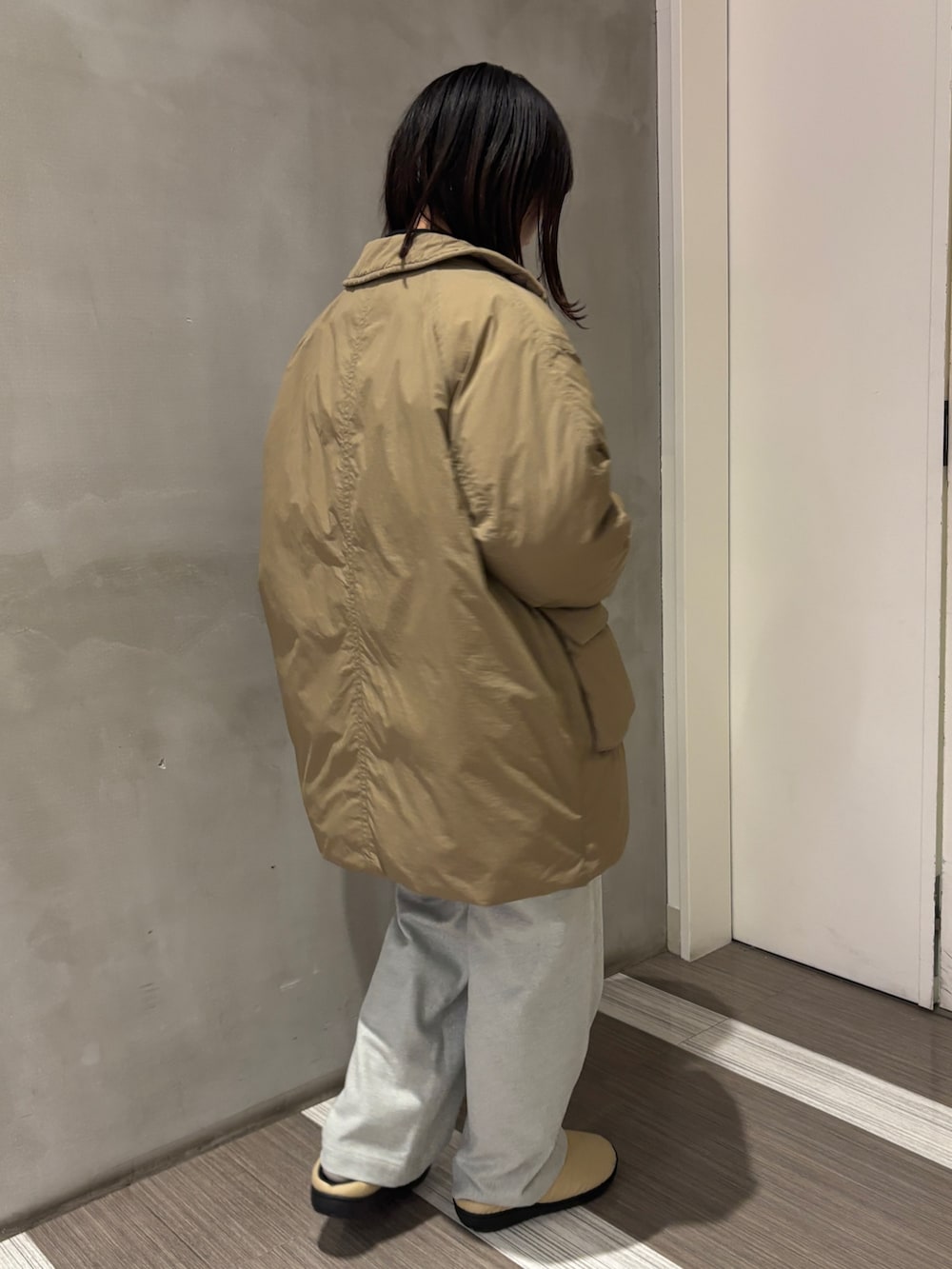 ホワイト系のTシャツ/カットソー、ブラック系のTシャツ/カットソー、ベージュ系のその他アウターを着用したレディースの秋コーディネートの3枚目の写真