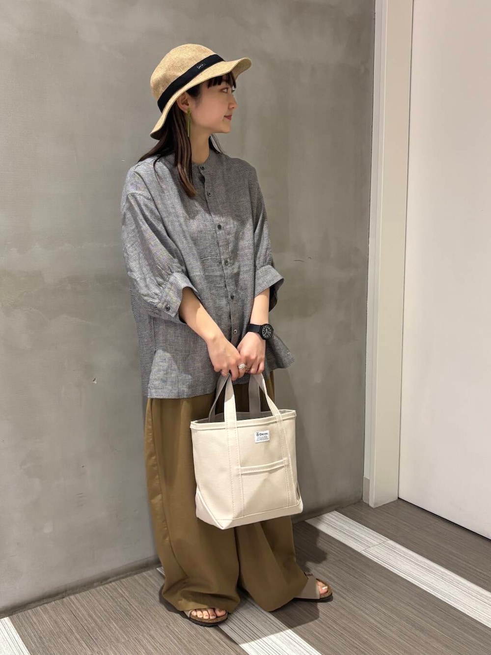 「カジュアルコーデ、FORK&SPOON、低身長、newarrival、休日スタイル、doors、カジュアルスタイル、20代後半、骨格ウェーブ、イエベ秋、ウェーブ×イエベ秋、私のイチ推しブランド、初夏パンツ」｜「FORK&SPOONのFORK&SPOON　コットンリネンギャザースリーブシャツ（シャツ/ブラウス、ブラック系）」を使った、YOKO  HONDAさん（レディース・152cm）の春コーディネートの5枚目の写真