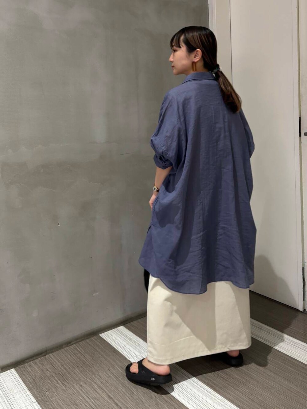 「カジュアルコーデ、低身長、newarrival、doors、カジュアルスタイル、20代後半、骨格ウェーブ、夏ワンピース、イエベ秋、ウェーブ×イエベ秋、外遊びコーデ、トレンドシャツ」｜「EKALのTINY GARDEN PRODUCTS　ストロール2WAYバッグ（ショルダーバッグ、ブラック系）」を使った、YOKO  HONDAさん（レディース・152cm）の春コーディネートの2枚目の写真