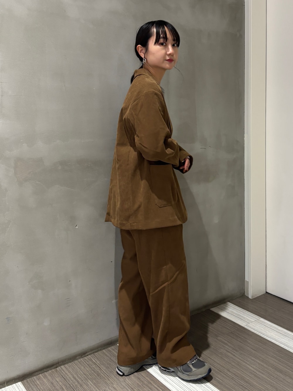 「秋服準備はじめました、最旬ブラウンコーデ、大人コーデ、オトナカワイイ、秋のコーデ、秋服、秋色、低身長女子」｜「FORK&SPOONのFORK&SPOON　ベロアショートスリーブTシャツ（Tシャツ/カットソー、グレー系）」を使った、YOKO  HONDAさん（レディース・152cm）の秋コーディネートの4枚目の写真