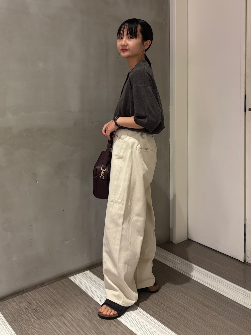 「晩夏カラーコーデ、アーバンリサーチドアーズ、低身長、低身長コーデ、低身長女子」｜「URBAN RESEARCH DOORSのニットポロシャツ（ポロシャツ、グレー系）」を使った、YOKO  HONDAさん（骨格ウェーブ・レディース・152cm）の夏コーディネートの2枚目の写真