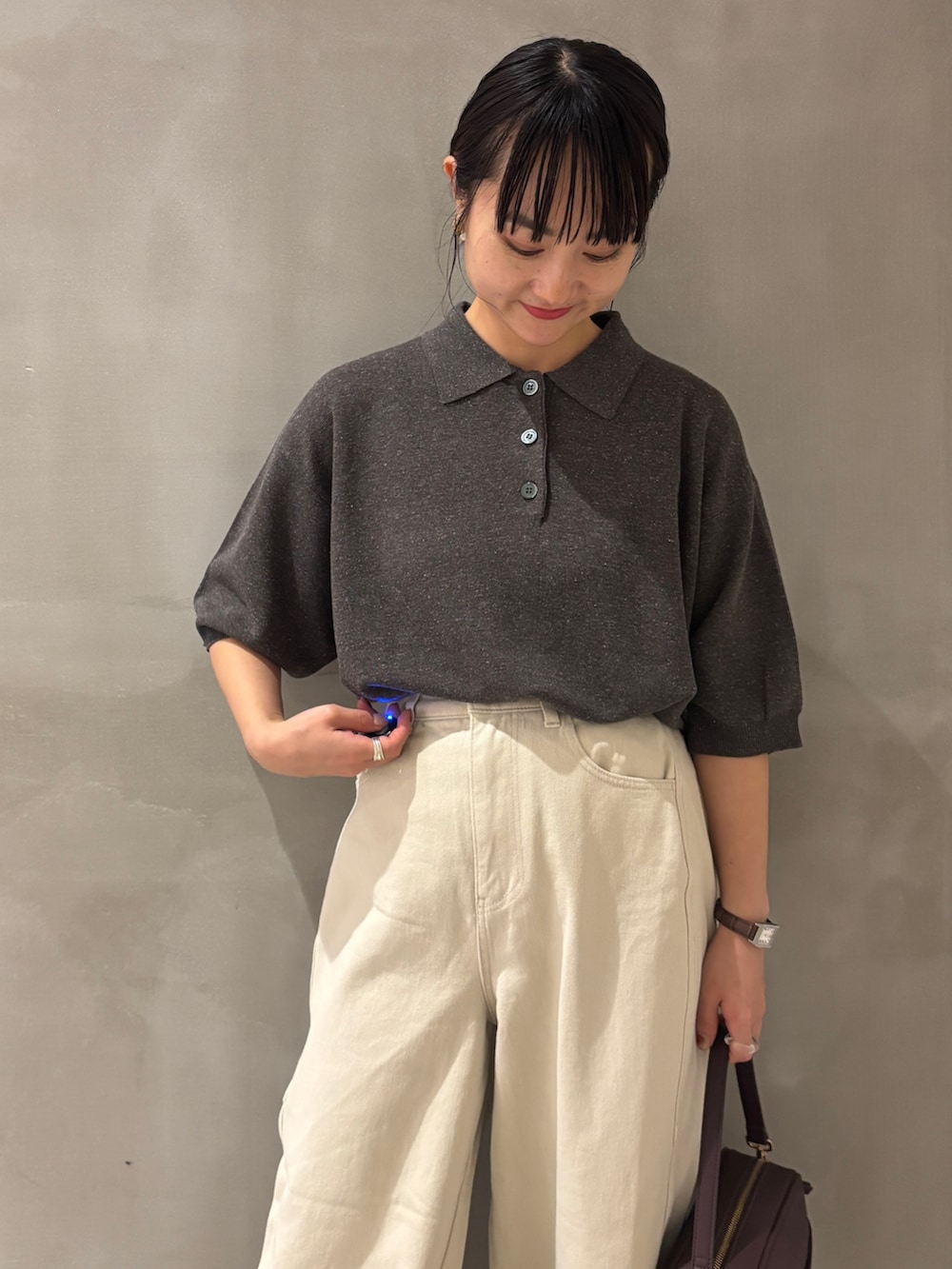 「晩夏カラーコーデ、アーバンリサーチドアーズ、低身長、低身長コーデ、低身長女子」｜「URBAN RESEARCH DOORSのニットポロシャツ（ポロシャツ、グレー系）」を使った、YOKO  HONDAさん（骨格ウェーブ・レディース・152cm）の夏コーディネートの4枚目の写真