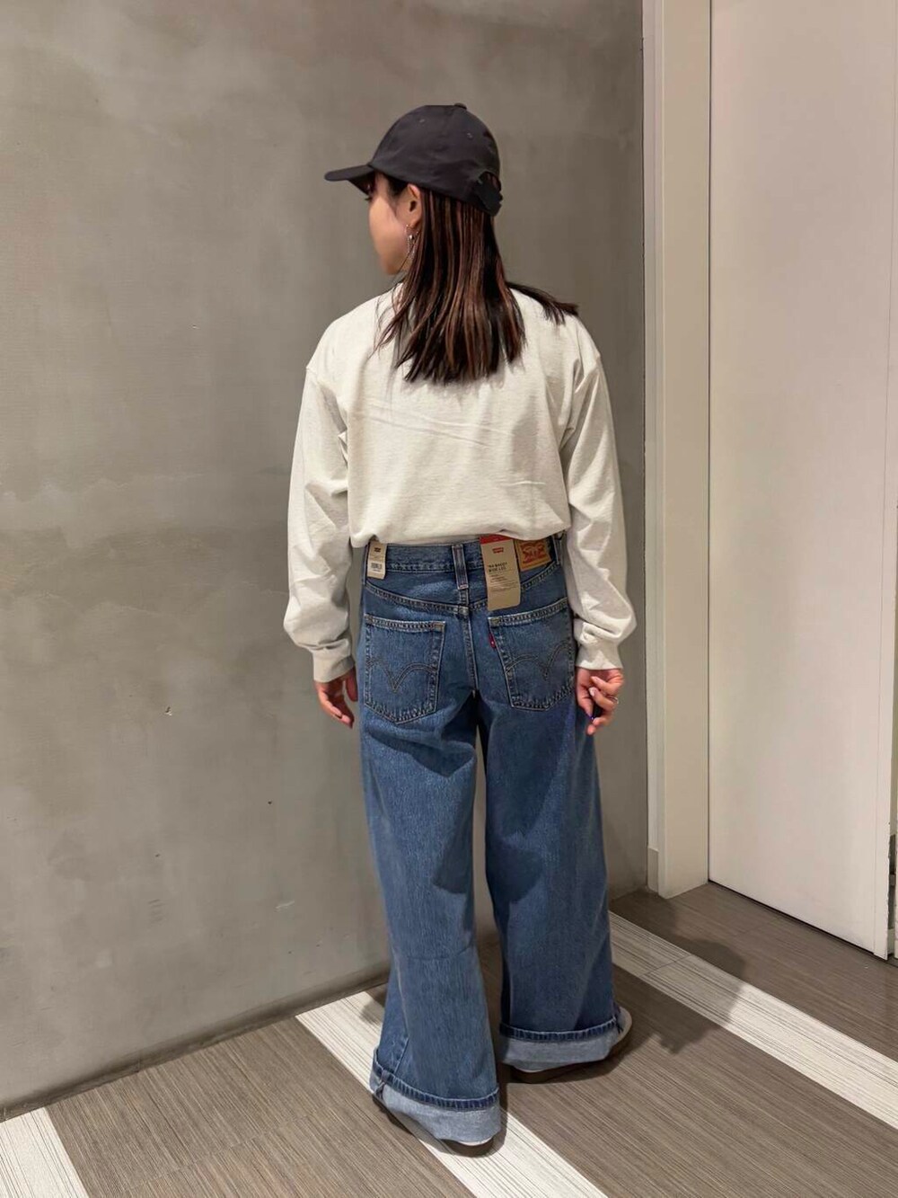 「カジュアルコーデ、低身長、doors、カジュアルスタイル、20代後半、骨格ウェーブ、イエベ秋、ウェーブ×イエベ秋、新作スニーカーコーデ」｜「adidasのadidas　SAMBA OG（スニーカー、ホワイト系）」を使った、YOKO  HONDAさん（レディース・152cm）の春コーディネートの3枚目の写真