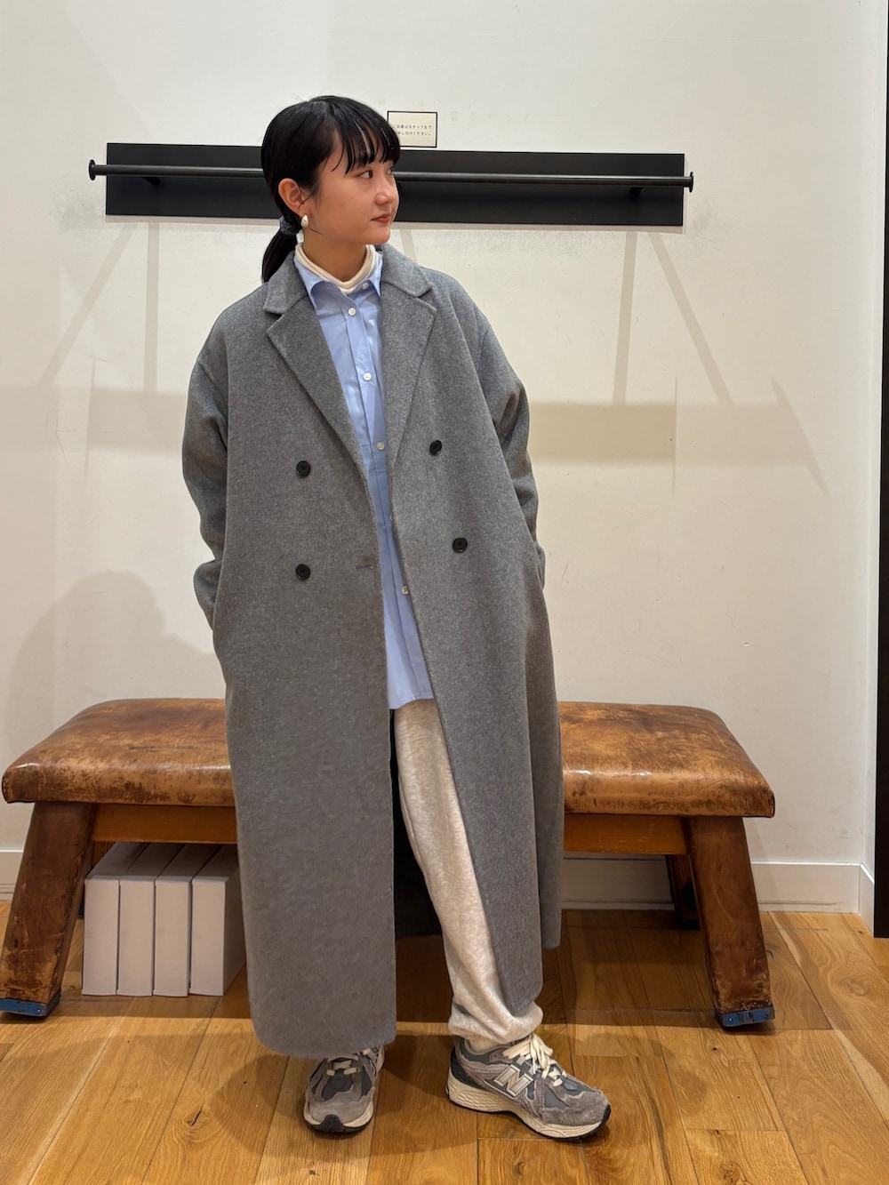 グレー系のその他アウター、ブルー系のシャツ/ブラウスを着用したレディースの秋コーディネートの3枚目の写真